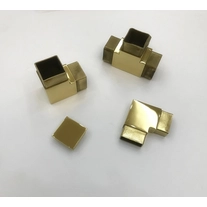 Китай 8K зеркальная полированная золотая нержавеющая сталь 3-сторонний 40 мм 50 мм квадратный трубный соединитель для перил балюстрады производителя