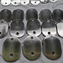 China Balkonglasgeländer Edelstahl 180 Grad Glas an Wandklemme Hersteller
