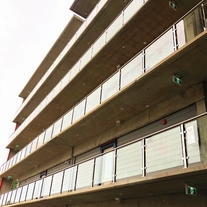 China balaustrada de vidro quadrada de aço inoxidável para hotel fabricante