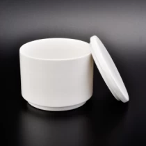 China Hochwertiges weißes Keramikkerzenglas mit Deckel purer Dekoration Hersteller