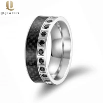porcelana El anillo de carburo de tungsteno de tungsteno de tungsteno de estilo más nuevo con un círculo de fibra de carbono negro y piedras de CZ negro en un lado fabricante