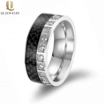 porcelana El anillo de carburo de tungsteno de tungsteno de tungsteno de estilo más nuevo con un círculo de fibra de carbono negro y piedras de CZ blancas en un lado fabricante