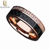 porcelana El anillo de carburo de tungsteno de tungsteno de rosa de tungsteno de estilo rosa de rosa con un círculo de fibra de carbono negro y piedras de CZ blancas en un lado fabricante
