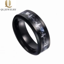 Cina Nuove vendite calde Anello in carburo di tungsteno nero con bordi bisellati in fibra di carbonio nero fibra di carbonio e cuore argento battito intarsio prezzi bassi Porcellana Porcellana Anello in tungsteno Produttore produttore