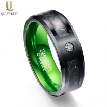porcelana Increíbles bandas de boda de hombres de 8 mm de satén cepillado el anillo de carburo de tungsteno negro con anillo céltico fibra de carbono verde y incrustaciones de piedra CZ, incrustación de piedra y alumbral de la banda interior de aluminio. fabricante
