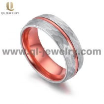 China Amazing 8mm Men's Wedding Bands Hammered Tungsten Carbide Ring with Red Stripe and Red Aluminium Inner Band China Manufacturer manufacturer