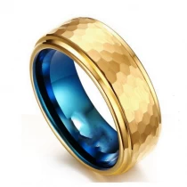 porcelana China Anillo único de carburo de tungsteno de dos tonos de 8 mm Anillo de carburo de tungsteno con bordes martillados en oro y azul Fabricantes fabricante