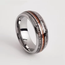 Cina Anello in tungsteno MOQ basso in magazzino Fedi nuziali in tungsteno bombate alte 8 mm lucidate con intarsio in legno e corna Fornitore della Cina produttore