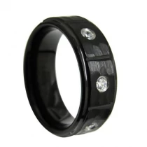 Cina Anello di tungsteno in stock Popolare 8mm Alto lucido e martellato con bordi piatti e a gradini Anello in carburo di tungsteno nero con 3 pietre CZ bianche Produttore cinese produttore