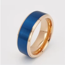 Cina Anello di tungsteno in stock Popolare Anello in carburo di tungsteno blu e oro con bordi piatti e spazzolati da 8 mm Produttori cinesi produttore