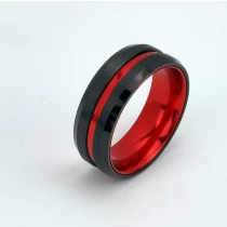 Cina Anello di tungsteno in stock Popolare 8mm Alto lucido e spazzolato Bordi piatti e smussati Carburo di tungsteno nero e anello in alluminio rosso Produttori cinesi produttore