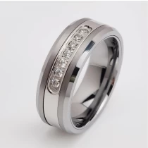 Cina Anello di tungsteno in stock Popolare Anello in carburo di tungsteno con bordi piatti e smussati da 8 mm lucido e spazzolato con 7 pietre CZ bianche Produttore cinese produttore