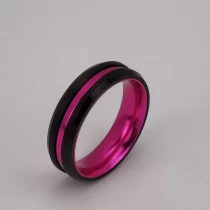 Cina Anello di tungsteno in stock Popolare 8mm Alto lucido e spazzolato Bordi piatti e smussati Carburo di tungsteno nero e anello in alluminio viola Produttori cinesi produttore