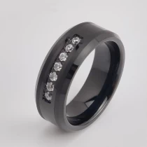 porcelana Anillo de tungsteno en stock Popular anillo de carburo de tungsteno negro cepillado con bordes planos y biselados de 8 mm con 7 piedras CZ blancas Fábrica de China fabricante