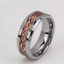 Cina Anello di tungsteno in stock Popolare 8mm Alto lucido con bordi piatti e smussati Anello in carburo di tungsteno Intarsio con drago in oro rosa e sfondo nero Produttore cinese produttore