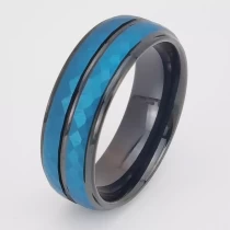 Cina Anello in tungsteno in stock Anello in carburo di tungsteno nero e blu con anello in carburo di tungsteno nero e blu, a cupola e martellato, di alta qualità e conveniente produttore