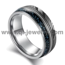 porcelana China Alianzas de boda de acero de Damasco únicas y asequibles Anillo de tungsteno y acero de Damasco con turquesa e incrustaciones de cuerdas de guitarra Fabricante de China fabricante