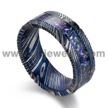 China Erschwinglicher und einzigartiger Ehering aus blauem Damaststahl Blauer Damaststahlring mit Opal- und Muscheleinlage China Hersteller Hersteller