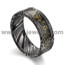 China Neuestes Design Schwarzer Damaskus-Stahl-Eheringe 8MM flacher schwarzer Damaskus-Stahlring mit Inlay aus gelbem Opal und schwarzem Sandstein China Hersteller Hersteller