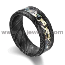 China Neuestes Design The Galaxy Design Eheringe aus schwarzem Damaskus-Stahl 8 mm flacher schwarzer Damaskus-Stahlring mit Inlay aus Nebel und Opal China Hersteller Hersteller