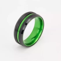 China Wolframring auf Lager Beliebte 8 mm hochglanzpolierte und gebürstete flache und abgeschrägte Kanten aus schwarzem Wolframkarbid und grünem Aluminiumring China Hersteller Hersteller