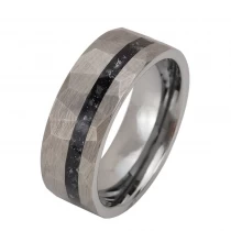 Chine De nombreuses alliances en tungstène en stock Bague en tungstène martelé en argent avec incrustation de fer Fournisseur chinois fabricant