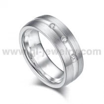 Chine 2024 Nouveaux modèles Bague en chrome cobalt brossé bombé de 8 mm avec 3 pierres CZ sur le canal Fabricant chinois fabricant