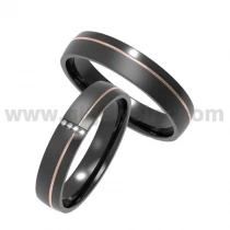 porcelana China Anillos de pareja de titanio negro Anillo de titanio negro pulido con chorro de arena de 5 mm con línea de oro rosa en el costado y 3 piedras CZ Fabricantes fabricante
