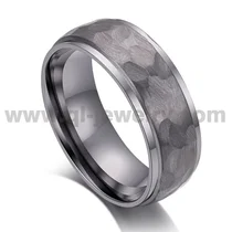 porcelana Anillo de tantalio puro de 8 mm de ancho, textura martillada a mano, directo de fábrica y personalizable fabricante