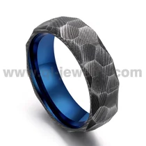 Chine Bande de mariage en acier damas bicolore noir et bleu en gros pour hommes | Texture martelée de 8 mm fabricant
