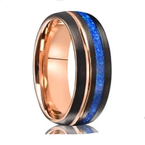 Китай Двухцветное мужское кольцо премиум-класса из карбида вольфрама из черного и розового золота с голубым опалом | Массовый производитель производителя