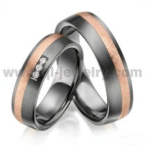 Chine Bagues de couple en tantale – Conception bicolore avec or rose, finition mate, diamants micro-sertis, vente en gros et OEM disponibles fabricant