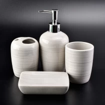 Çin Banyo Aksesuar Seti 4'lü Set Diş Fırçası Tutacağı Losyon Dispenseri Pompa Şişesi Sabunluklar üretici firma