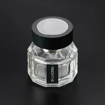 Kina 50 ml glas parfymflaska månghörnigt glas parfymflaskor anpassade färg glas sprayflaskor tillverkare