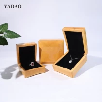 porcelana Cajas de madera artesanales de madera de alta calidad, mayorista de fábrica, para embalaje colgante de brazalete de anillo fabricante