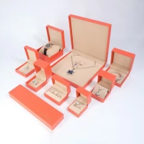 Tsina Wholesale Jewelry Box Custom Plastic Box na Binalot ng Papel na Custom Insert Pad Logo Manufacturer