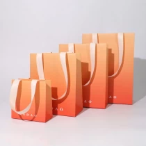 porcelana Personalice el diseño de logotipo personalizado de tamaño pequeño, mediano y grande de alta calidad de la bolsa de papel de la bolsa de compras fabricante
