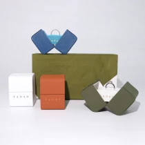 China Caixa de aliança de casamento 2024 recém-chegados caixa de joias de cetim de couro pu personalizável logotipo colorido fabricante