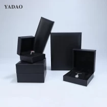 China Yadao lurus tepi sudut kanan kotak perhiasan kulit hitam penyesuaian reka bentuk moden ditawarkan pengilang
