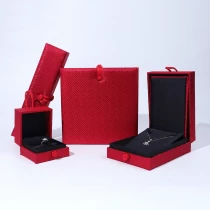الصين صندوق مجوهرات كلاسيكي ذو لون أحمر مخصص من القماش، مجموعة صناديق مجوهرات ذهبية مرصعة بالألماس في حفل احتفالي الصانع