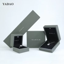 China Kotak barang kemas berwarna coklat kelabu mewah dengan lampu membawa LED Menyimpan Barang Kemas Berlampu Saiz warna logo tersuai pengilang
