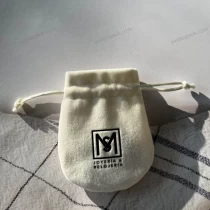porcelana Bolsa de embalaje personalizada de 8 * 13 cm con cordón y bolsa de joyería de microfibra con impresión en relieve de logotipo fabricante