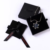 porcelana Bolso de bolsa de solapa personalizado negro de microfibra de mercado de joyería de Europa de venta caliente fabricante