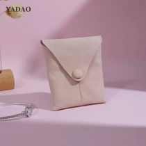 porcelana Bolsa de embalaje de joyería a presión con cordón de microfibra rosa fabricante