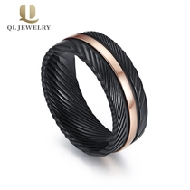 China Heißer Verkauf Männer Schwarz Damaskus Stahl und Rose Gold Edelstahl Hochzeit Band Ring China Lieferant Hersteller
