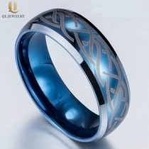 China 8mm gewölbte und abgeschrägte Kanten blauer Wolframring mit keltischem Knoten China-Lieferant gelasert Hersteller