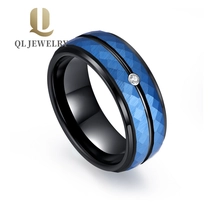 Chine Bord de 8 mm martelé Bagues noires et bleues Bague en carbure de tungstène en tungstène avec CZ Stones fabricant