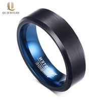 China Beliebte 6mm flache und abgeschrägte Kanten Satin gebürstet Zwei getönte Wolframkarbid Ring für Männer Schwarzer und Blauer Wolframkarbid Ring China Lieferant Hersteller