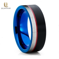 China Beliebte 8mm flache Satin gebürstet Zwei getönte Wolframkarbid-Ring für Männer Schwarzer und Blauer Wolframkarbid-Ring mit 1mm Red Channel China Lieferant Hersteller