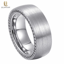 China Neueste Stil Herren Hochzeitsband gewölbt und Satin gebürstet Wolframkarbidring mit schwarzen CZ-Steinen auf den Seiten China Lieferant Hersteller